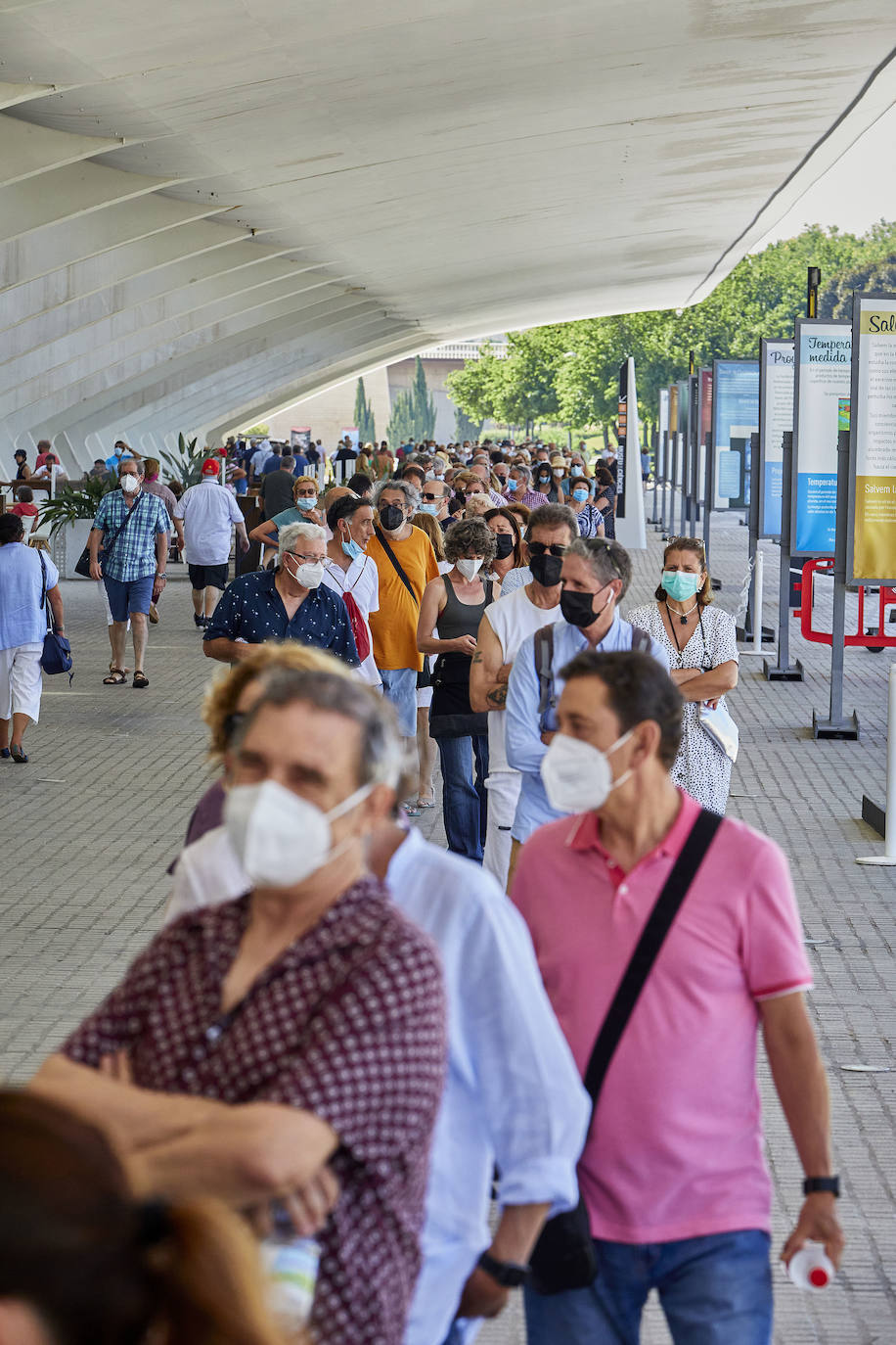 Colas para vacunarse en Valencia este sábado 3 de julio. 