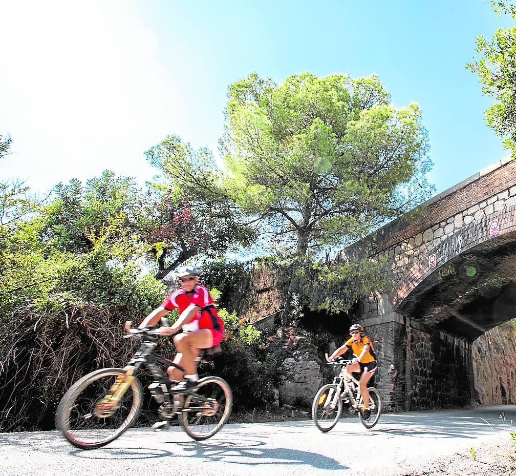 Ciclistas por la vía verde entre Benicàssim y Oropesa.