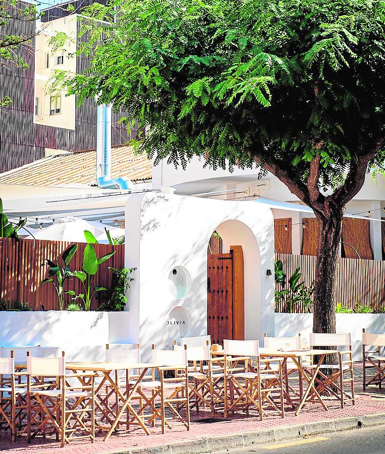 Fachada exterior y terraza de Olivia, uno de los restaurantes de moda en Benicàssim. 