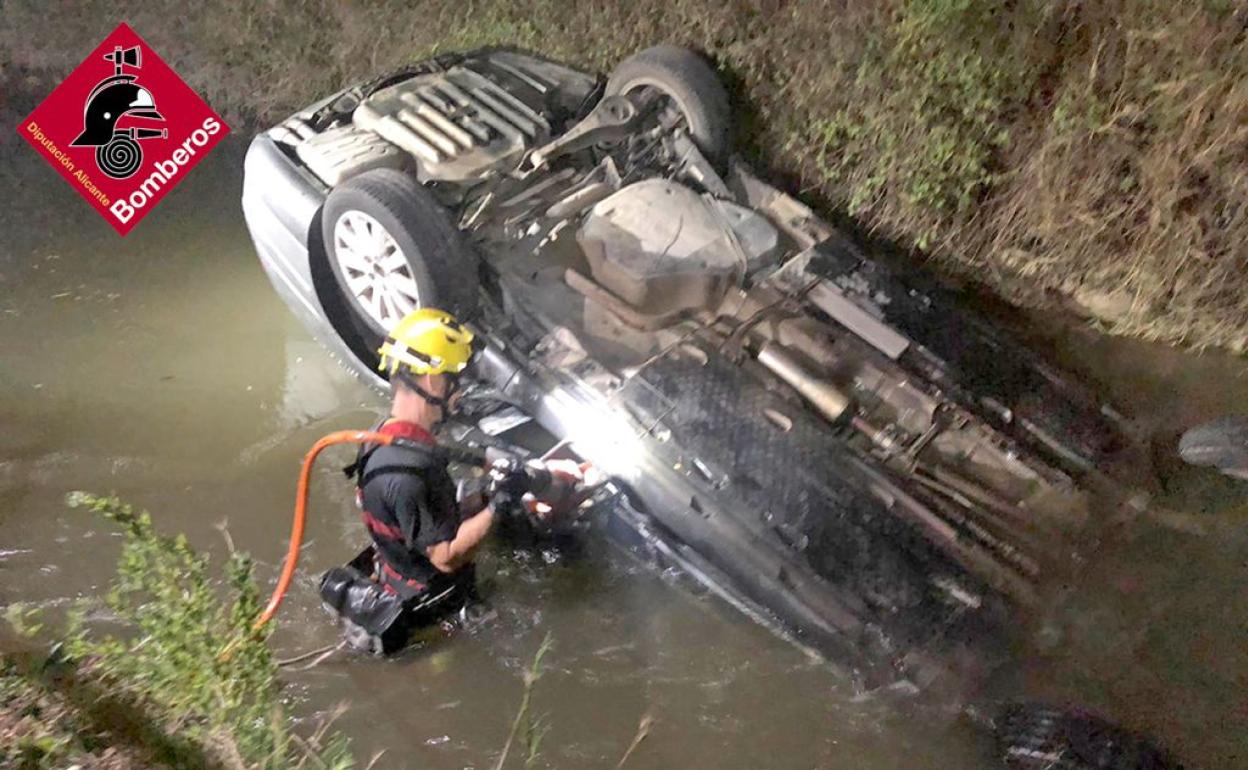 Los bomberos no encontraron ocupantes en el interior del vehículo. 