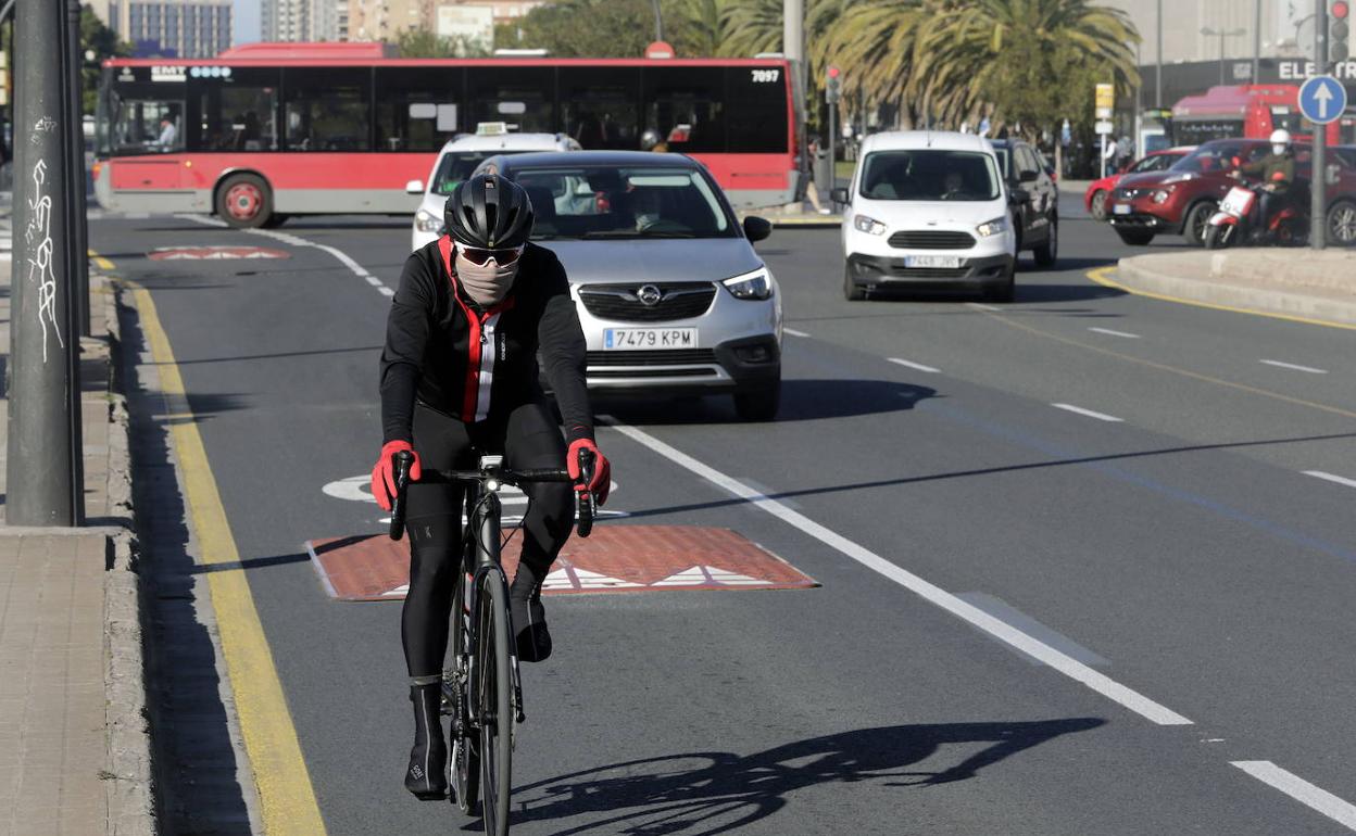 Un ciclista circula por el barrio de Campanar, junto a Nuevo Centro. 