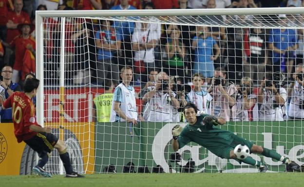 Cesc Fabregas supera a Buffon en el penalti que clasificó a España para las semifinales de la Eurocopa de 2008, que acabaría ganando.