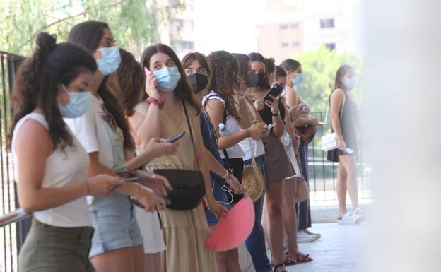 Estudiantes vacunados: «Me preocupé cuando veía que en otras comunidades estaban vacunando a los Erasmus y aquí no, así que ha sido un alivio»