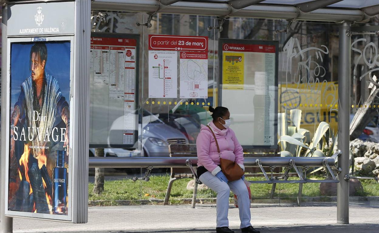 EMT Valencia pondrá 900 marquesinas nuevas e ingresará 6,6 millones en cinco años con la gestión municipal de la publicidad