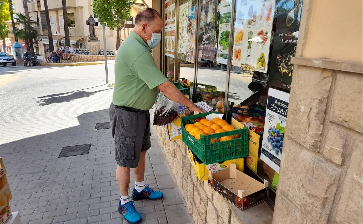 Un vecino, en una frutería de Vallada. 