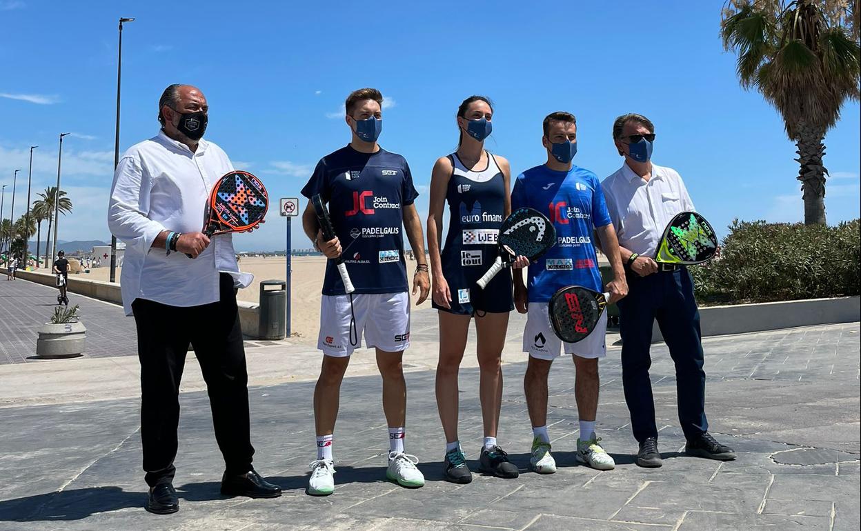 Representantes y jugadores posan en la presentación del Valencia Master. 