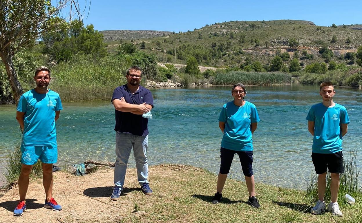 El alcalde Sumacàrcer, junto a los tres vigilantes. 