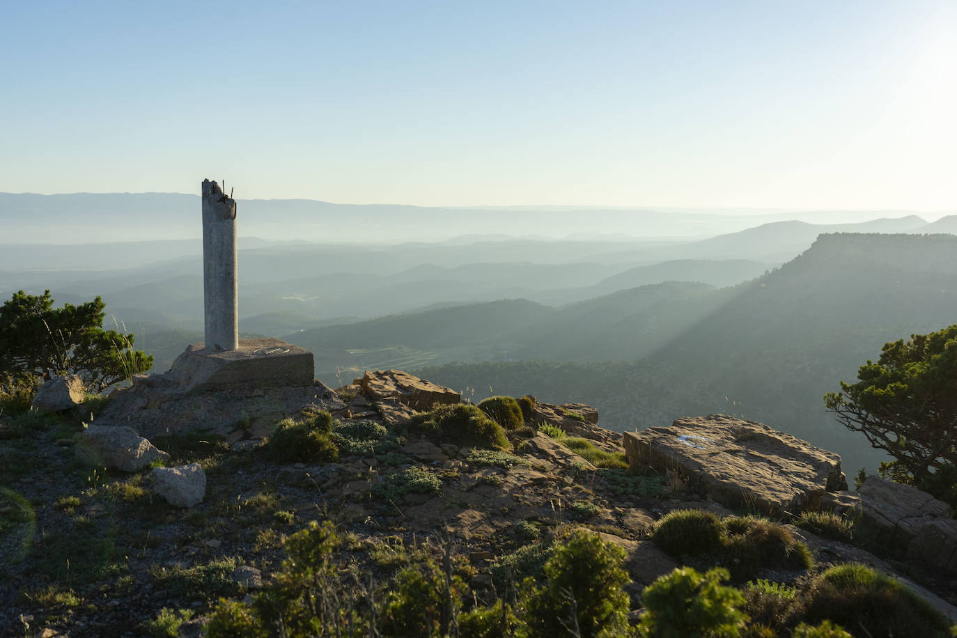 El Cabezo de las Cruces es una cima cercana al Penyagolosa, y tiene una altura de 1704 metros. La ruta hacia este pico parte de Cortes de Arenoso, y en el camino es posible encontrar multitud de fuentes y masías abandonadas, ahora parte del patrimonio histórico de la zona. 