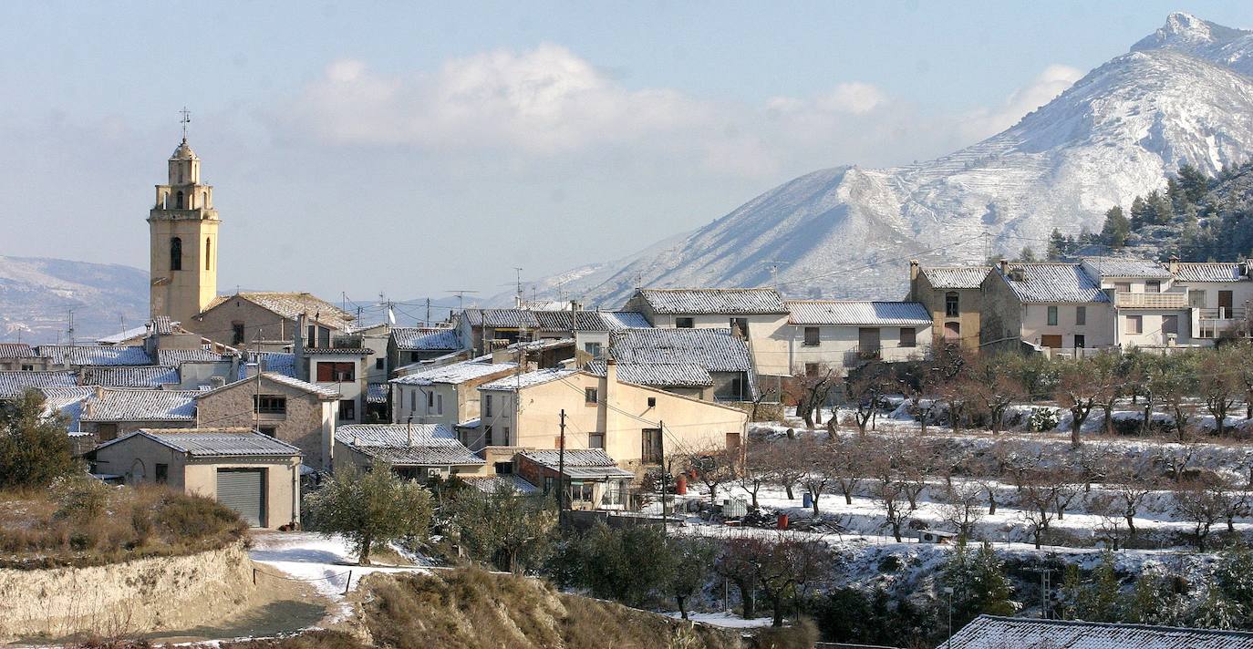 El pico Aitana, situado en la sierra de Aitana, es una de las cumbres más emblemáticas para el alpinismo valenciano. Con sus 1558 metros de altura, desde esta sierra alicantina es posible ver el peñón de Ifach en los días despejados. En la foto, se puede ver la sierra de Aitana al fondo a la derecha.