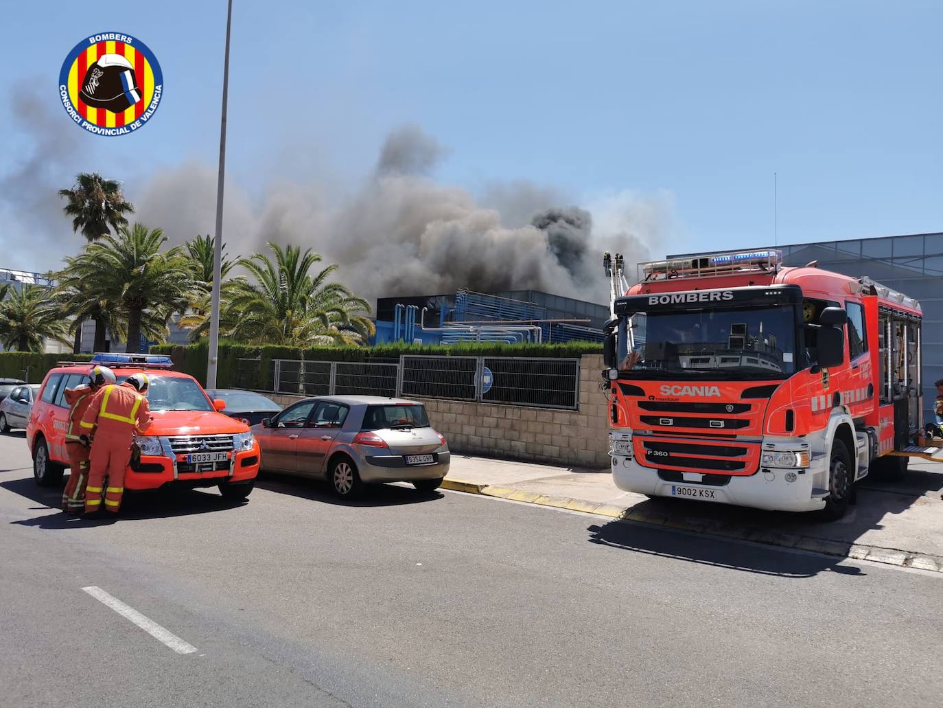 El fuego se ha iniciado este martes por la mañana y al ser una nave donde se trabaja con pinturas y barnices se ha generado una intensa columna de humo gris visible desde varios kilómetros. Los bomberos trabajan en su control para que no se propague.