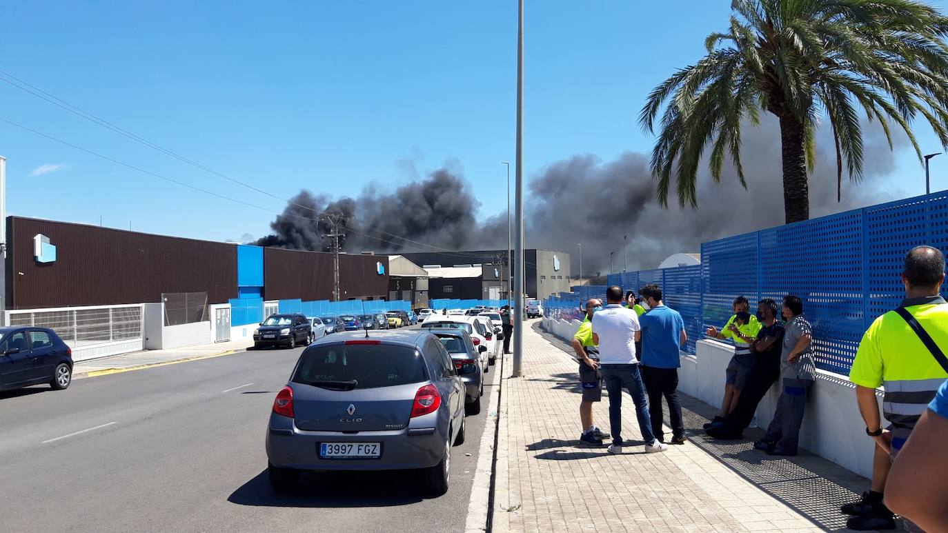 El fuego se ha iniciado este martes por la mañana y al ser una nave donde se trabaja con pinturas y barnices se ha generado una intensa columna de humo gris visible desde varios kilómetros. Los bomberos trabajan en su control para que no se propague.