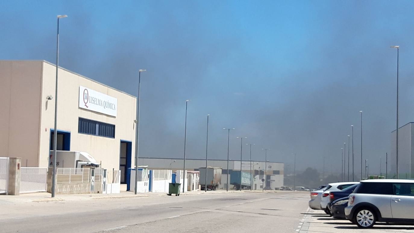 El fuego se ha iniciado este martes por la mañana y al ser una nave donde se trabaja con pinturas y barnices se ha generado una intensa columna de humo gris visible desde varios kilómetros. Los bomberos trabajan en su control para que no se propague.