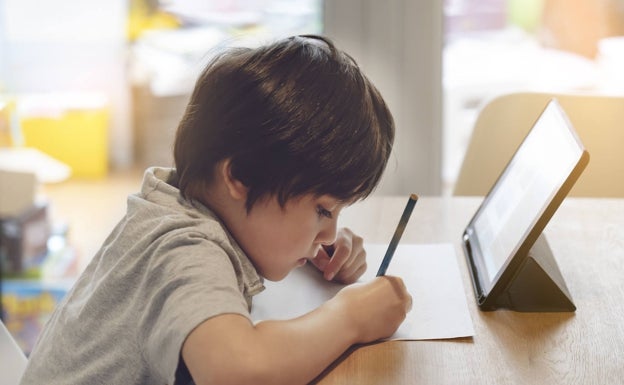 Un niño trabaja en casa con la tablet, durante el confinamiento.