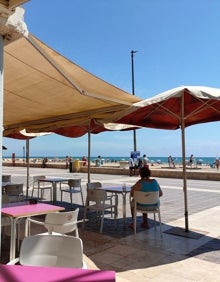 Imagen secundaria 2 - Arriba, terraza del restaurante Almar, con el paseo marítimo de fondo. Abajo a la izquierda, puerta lateral del restaurante La Murciana. Abajo a la derecha, terraza del restaurante La Herradura. 