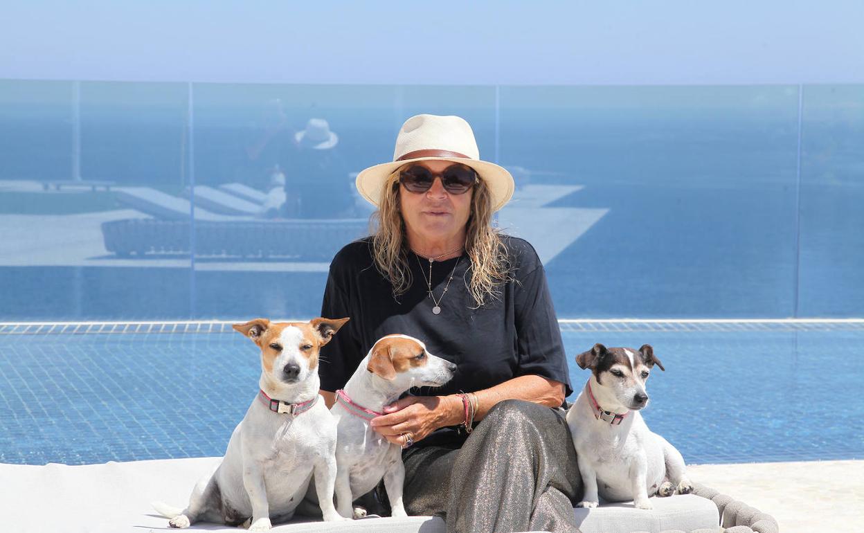 Rosa Castellví, con sus perros Chloe, Cala y Calma con el Mediterráneo al fondo. 