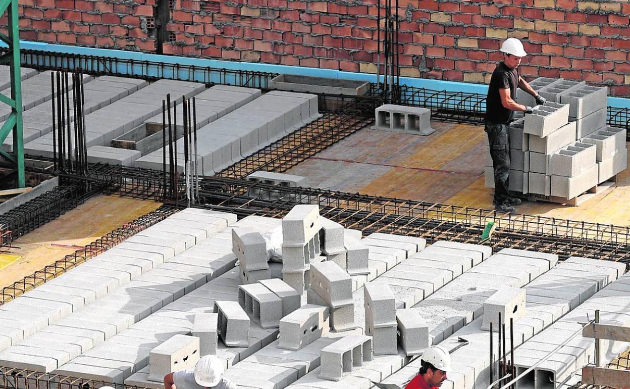 Trabajadores en una obra de construcción. 