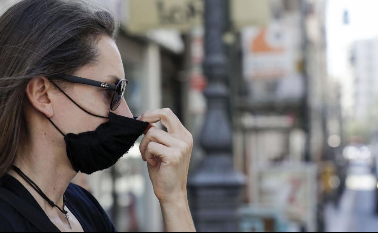 Mujer con mascarilla en Valencia.