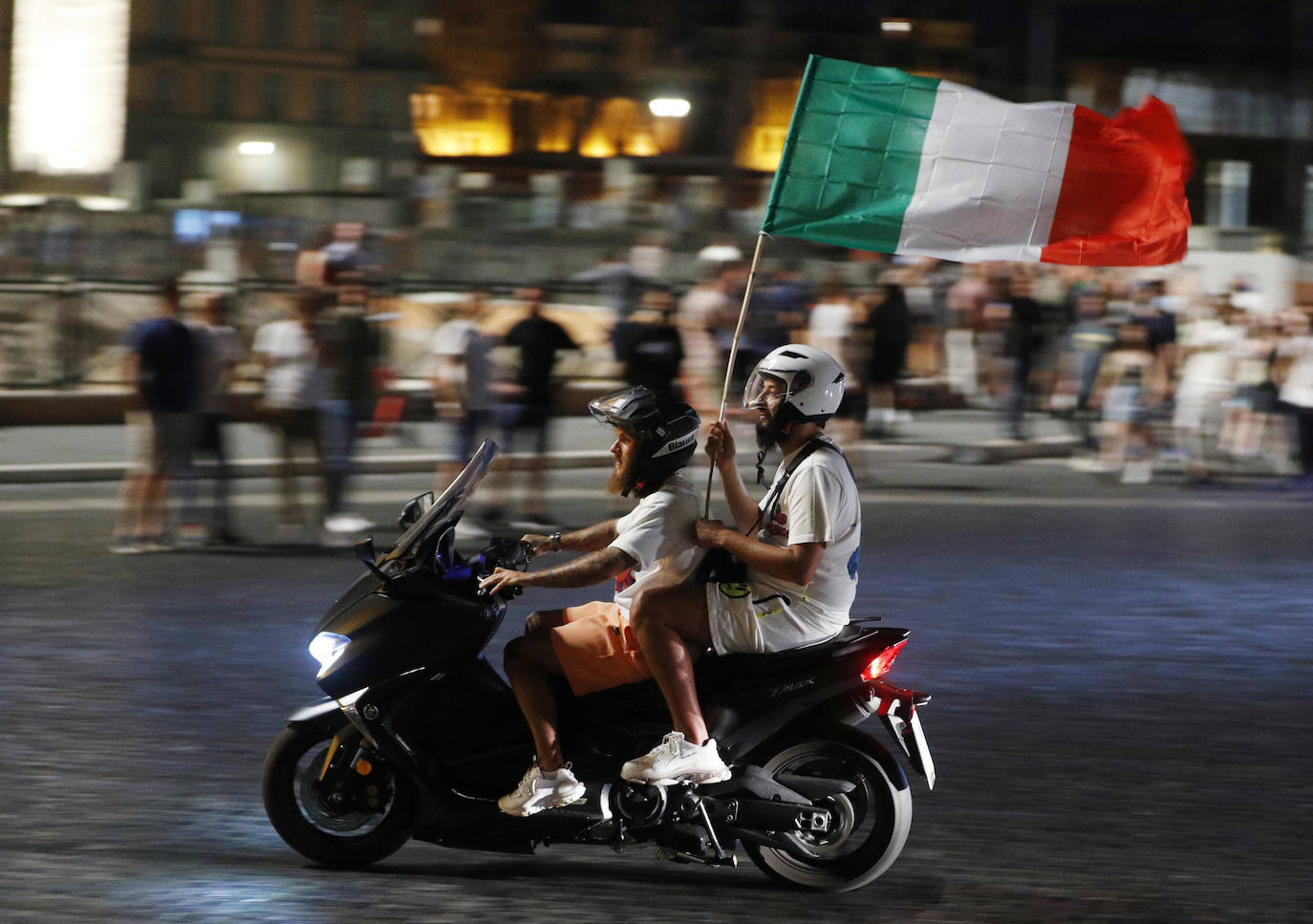 La victoria ante España desata la euforia en la calles de Roma.