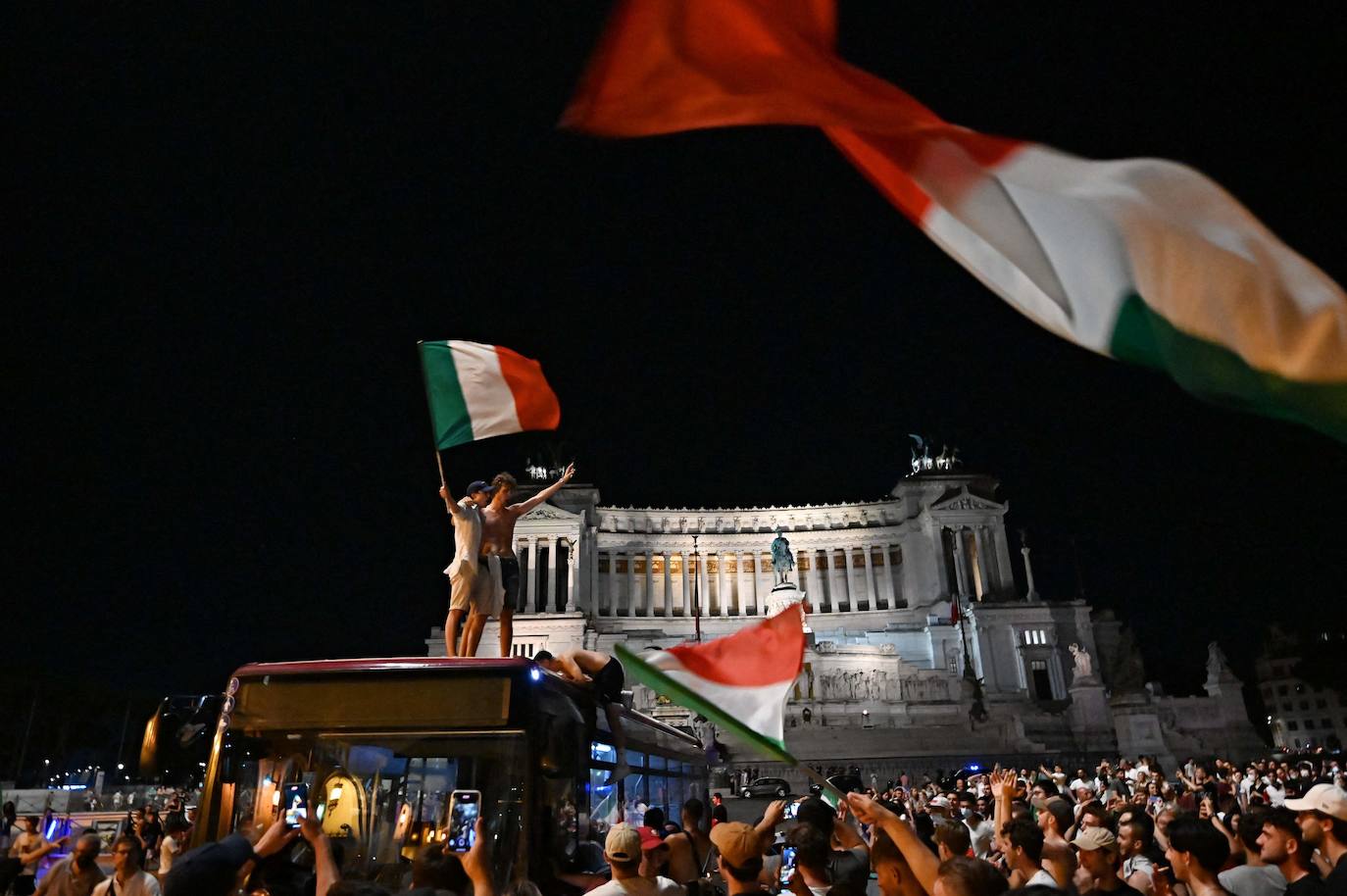 La victoria ante España desata la euforia en la calles de Roma.