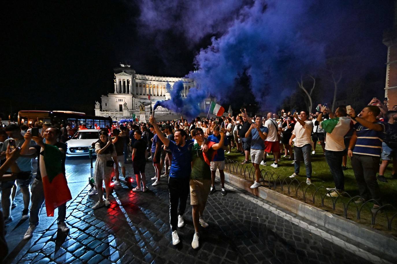 La victoria ante España desata la euforia en la calles de Roma.