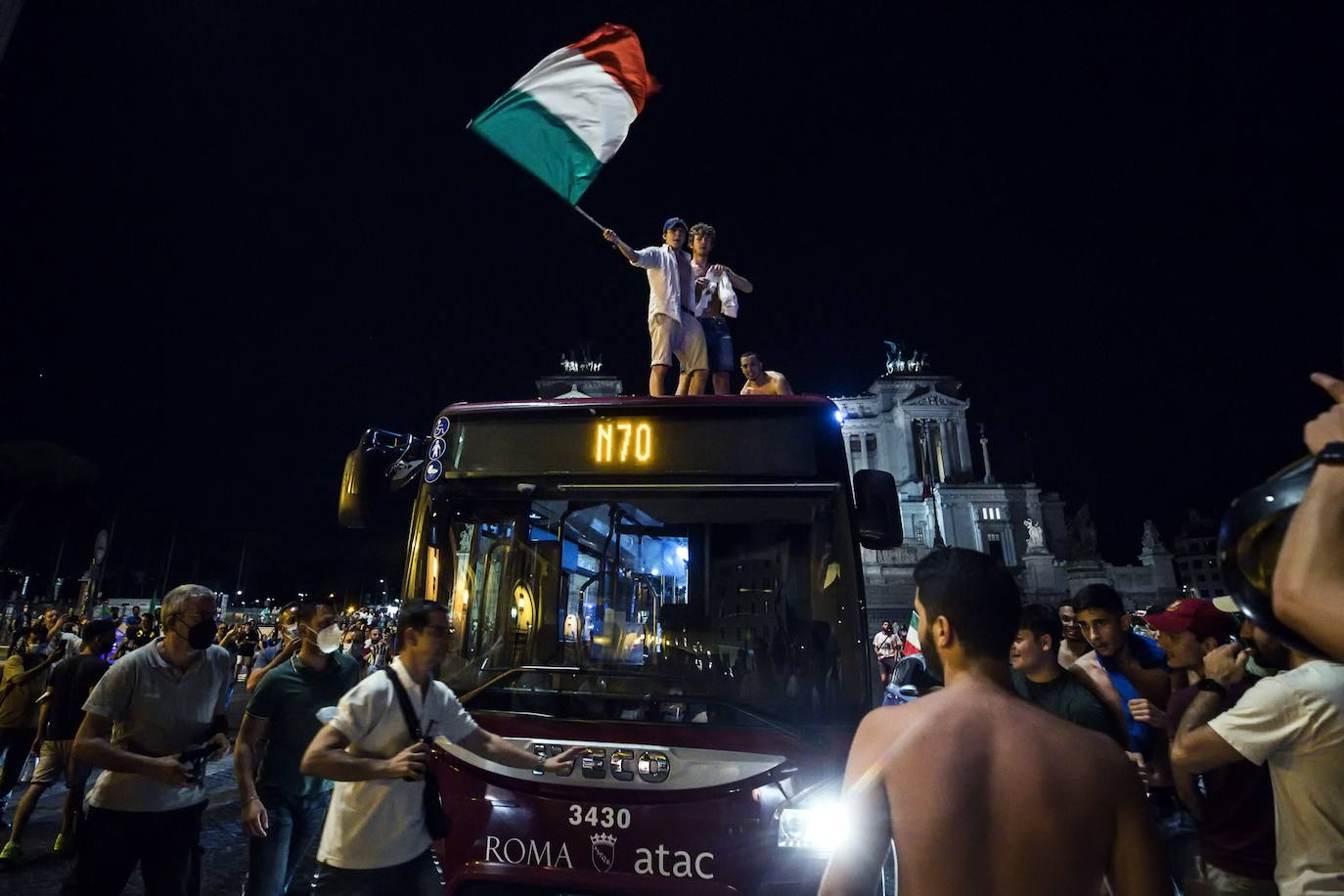 La victoria ante España desata la euforia en la calles de Roma.