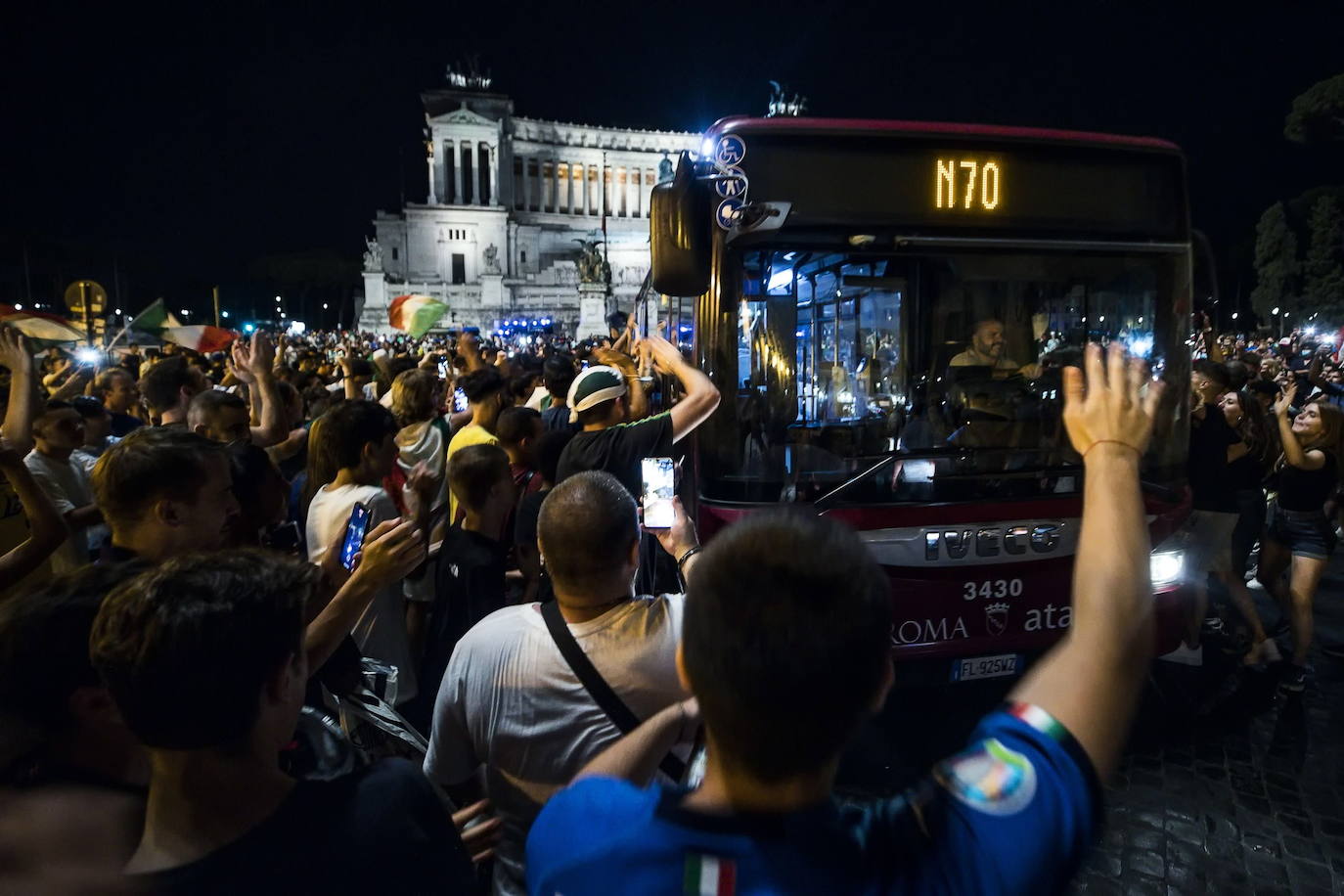 La victoria ante España desata la euforia en la calles de Roma.