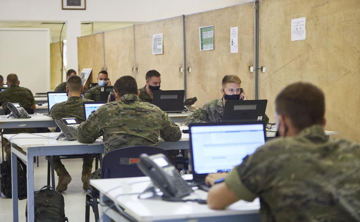 Rastreadores del Ejército, en la base militar de Marines. 