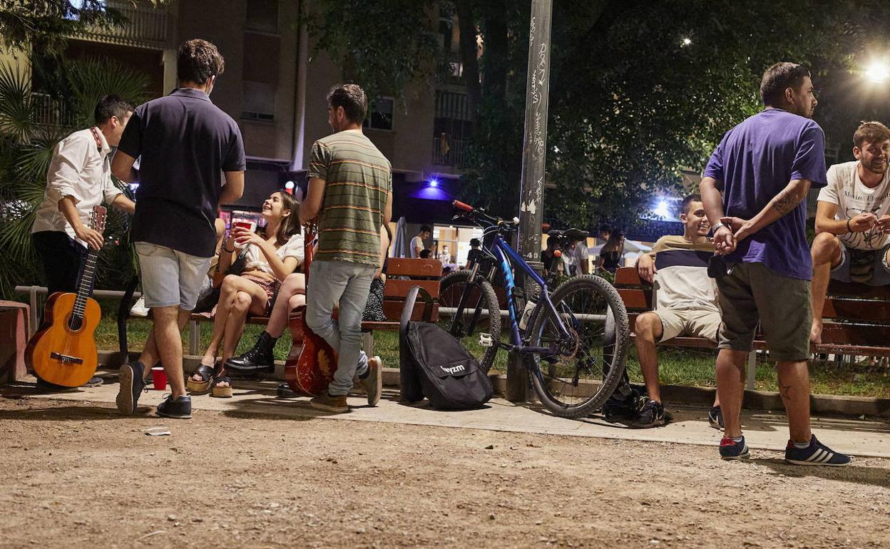 Jóvenes por la noche en Valencia. 