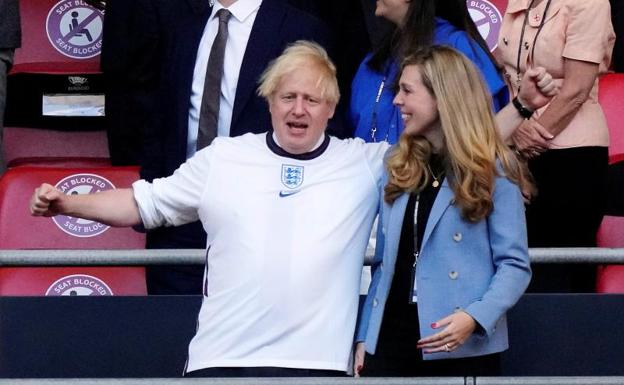 Boris Johnson celebra el triunfo de Inglaterra ante Dinamarca en la segunda semifinal de la Eurocopa. 