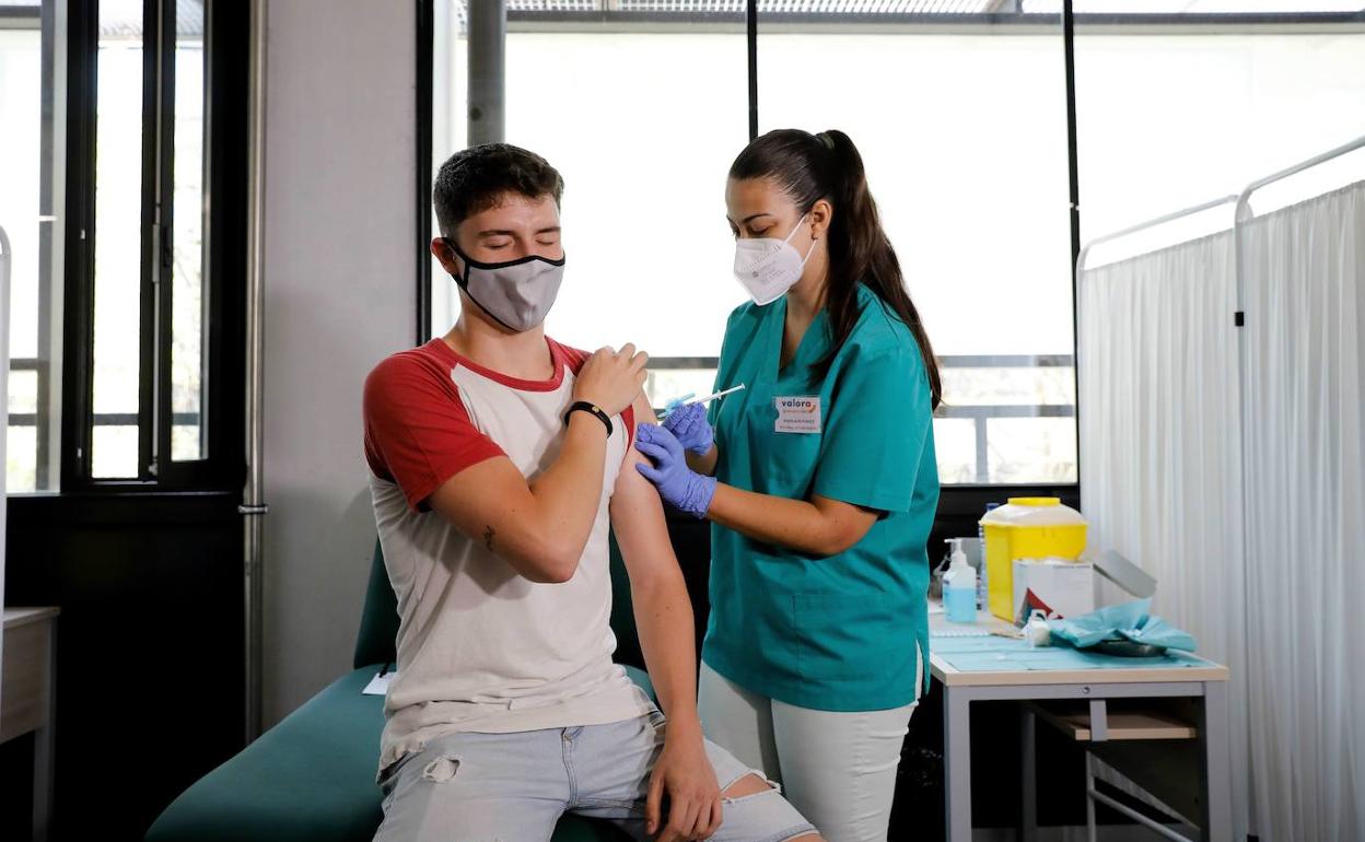 Un estudiante se vacuna en Valencia antes de irse de Erasmus.