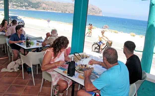 Las espectaculares vistas de los comensales en el restaurante Amarre Tapas de Xàbia. 