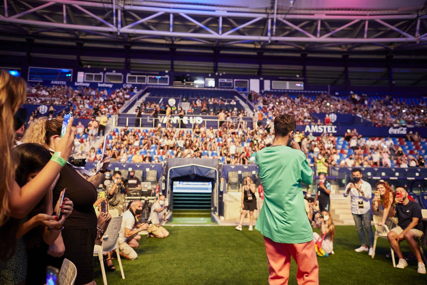 El festival de música urbana Big Sound ha devuelto este jueves el ritmo a Valencia. Cinco horas de música en el estadio del Levante UD con Nassim, Robie, Chilax, Medina Kid, el 'dj' Del Puerto, Don Patricio, Chema Rivas y Ana Mena. El festival continuará el sábado con las actuaciones de Bad Gyal, Danny Romero y Mueveloreina, entre otros. 