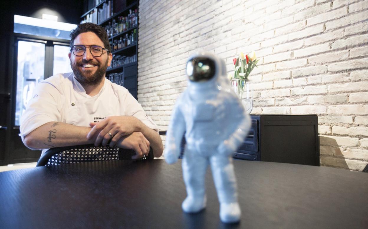 Germán Carrizo, en el restaurante Fierro, junto a la figura del astronauta, que ya se ha convertido en todo un icono. damián torres