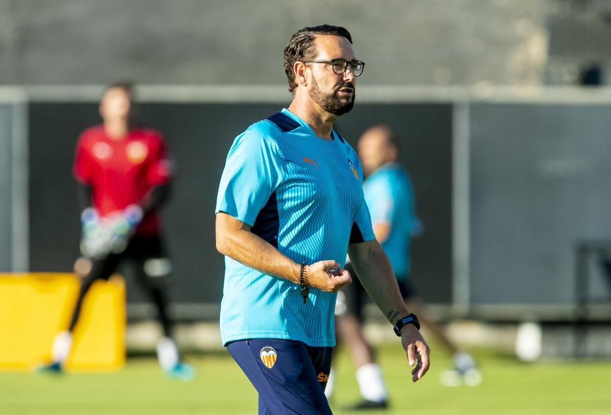 Bordalás dirigió ayer la primera sesión sobre el césped. vcf