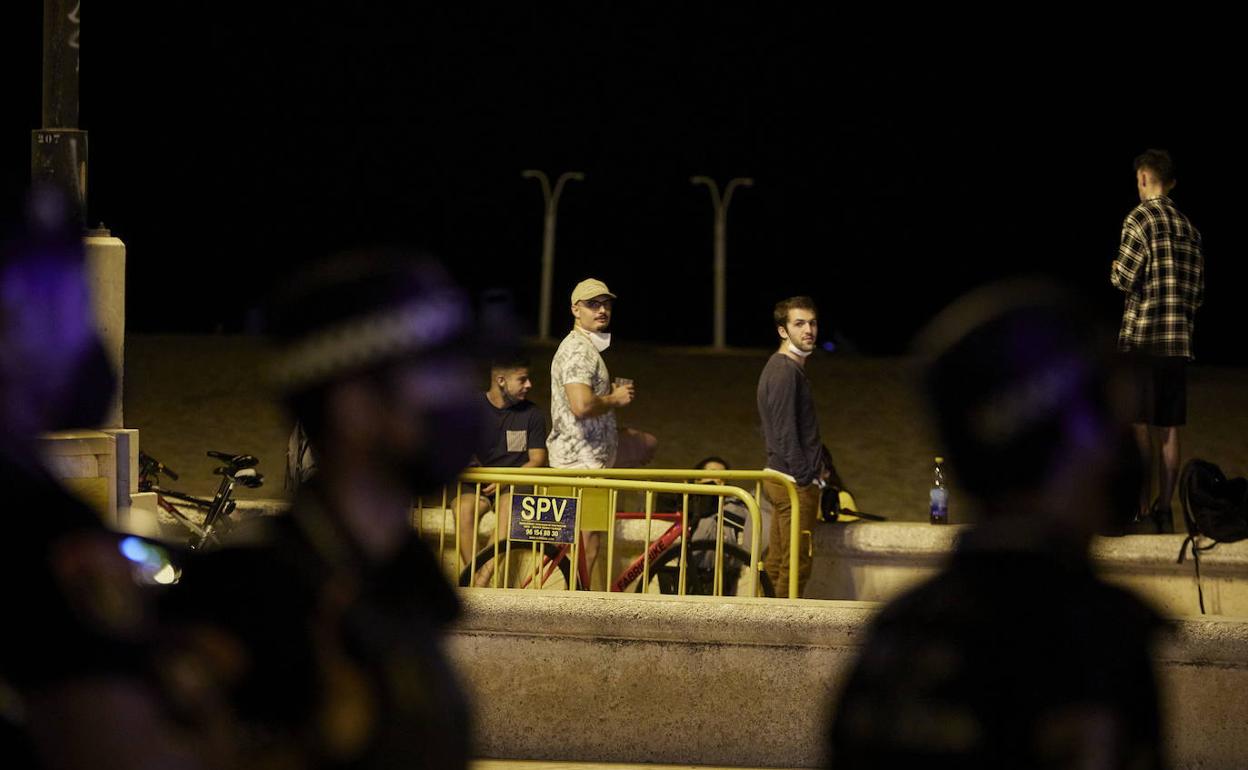 Dispositivo policial contra el botellón en las playas de Valencia, a mediados de junio. 