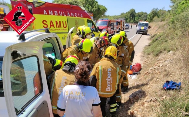 Los bomberos proceden a la excarcelación de uno de los heridos. 