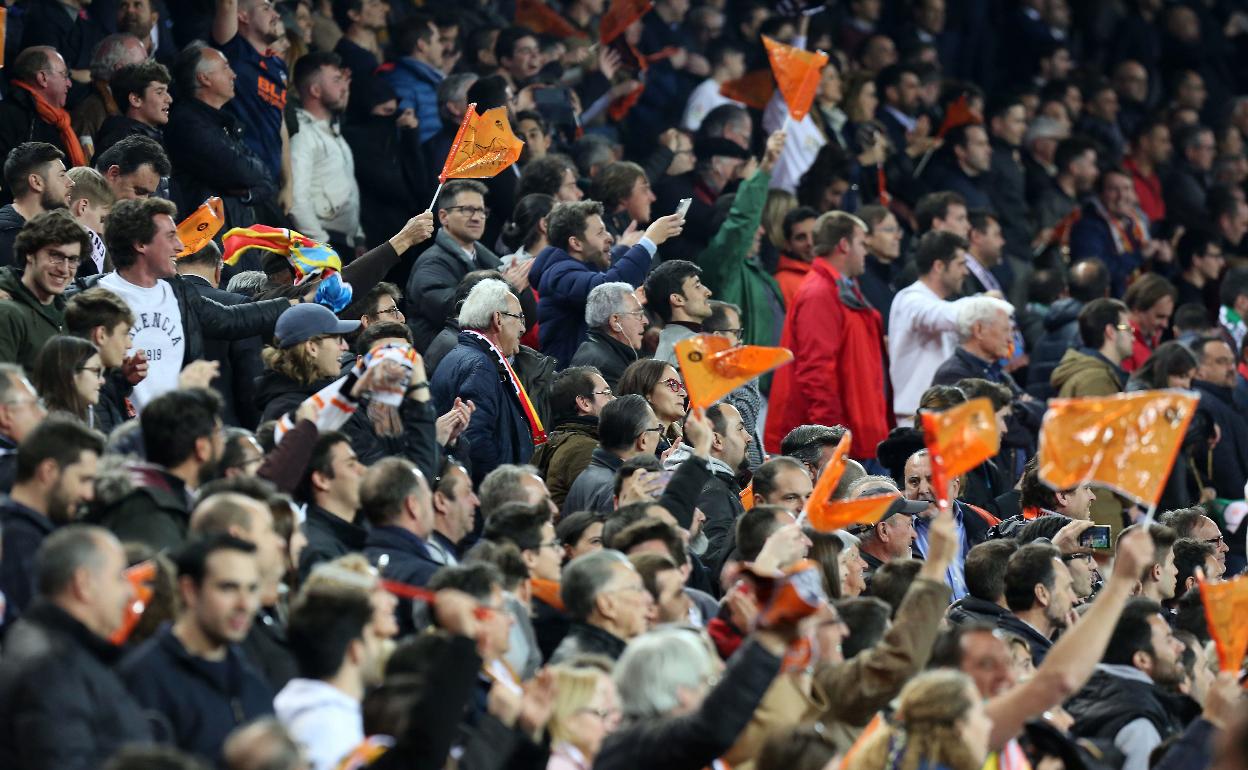 Aficionados durante un partido del Valencia en Mestalla  