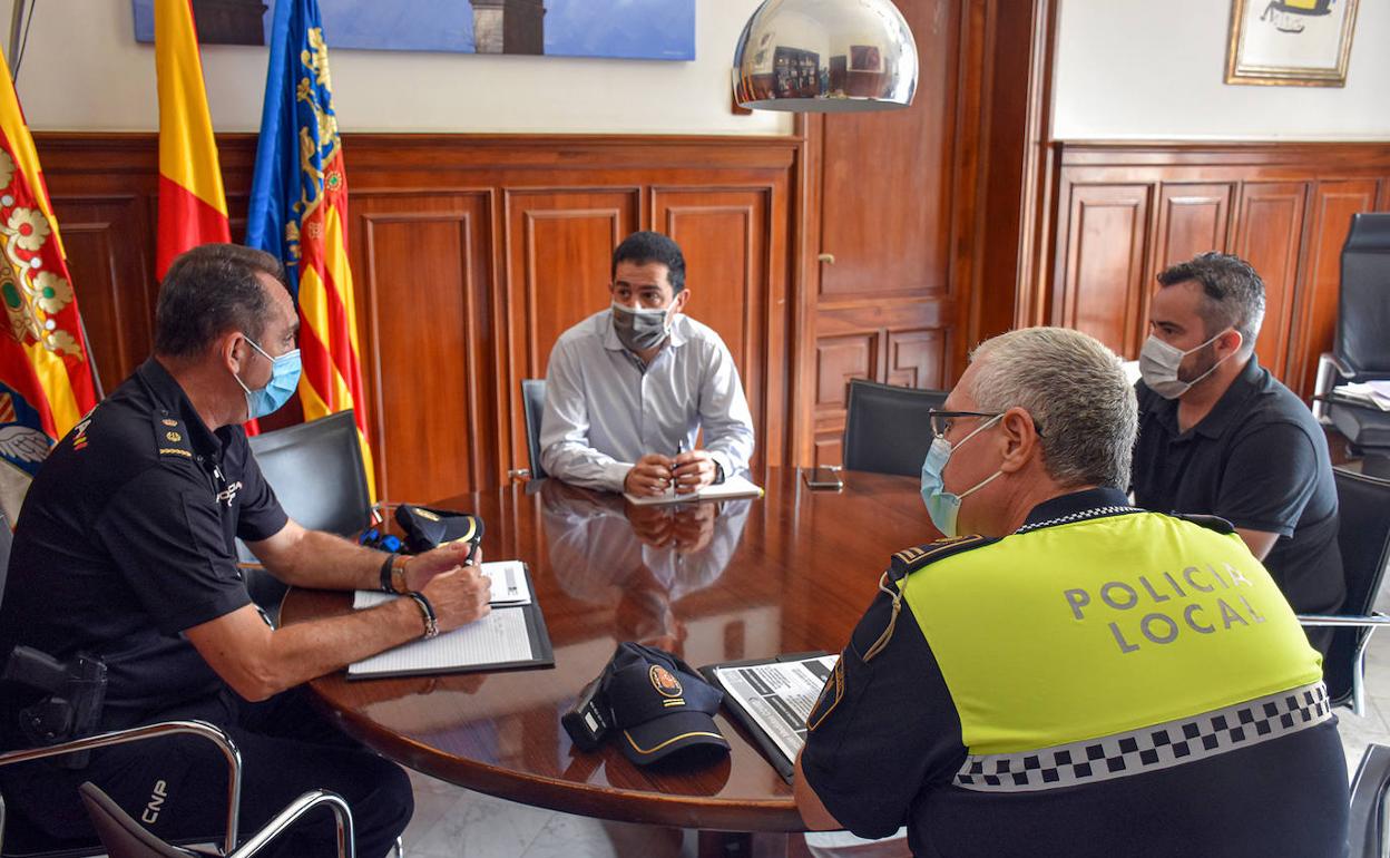 Reunión del Ayuntamiento con la Policía Local y el Cuerpo Nacional de Policía. 