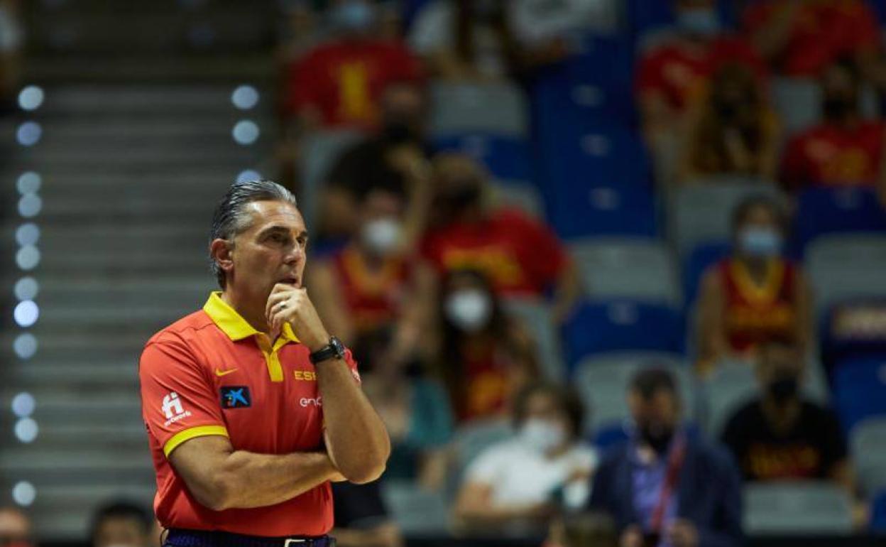 Scariolo, pensativo durante el partido contra Francia de preparación para los Juegos. 