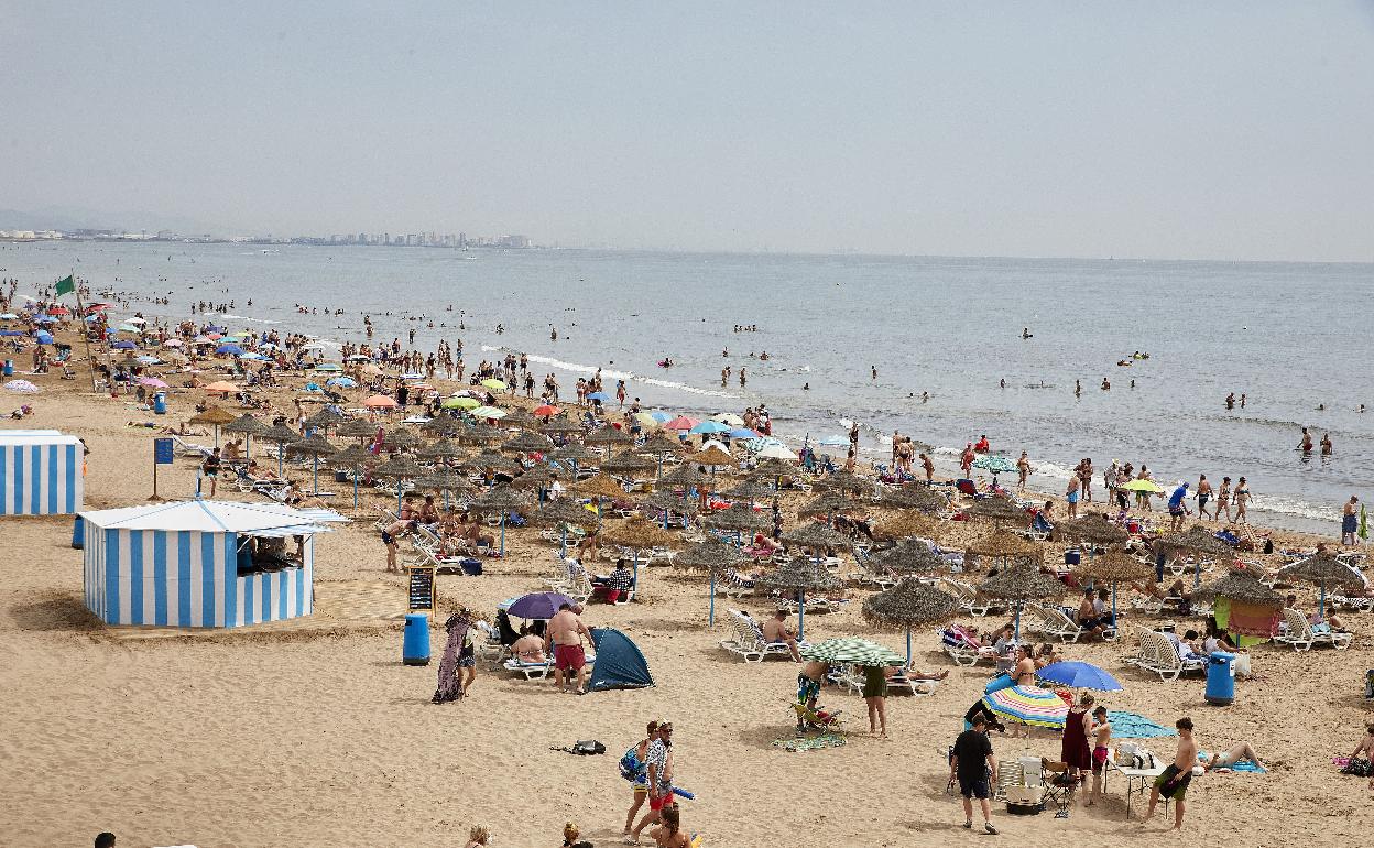 Bañistas en una de las playas de la ciudad de Valencia. 