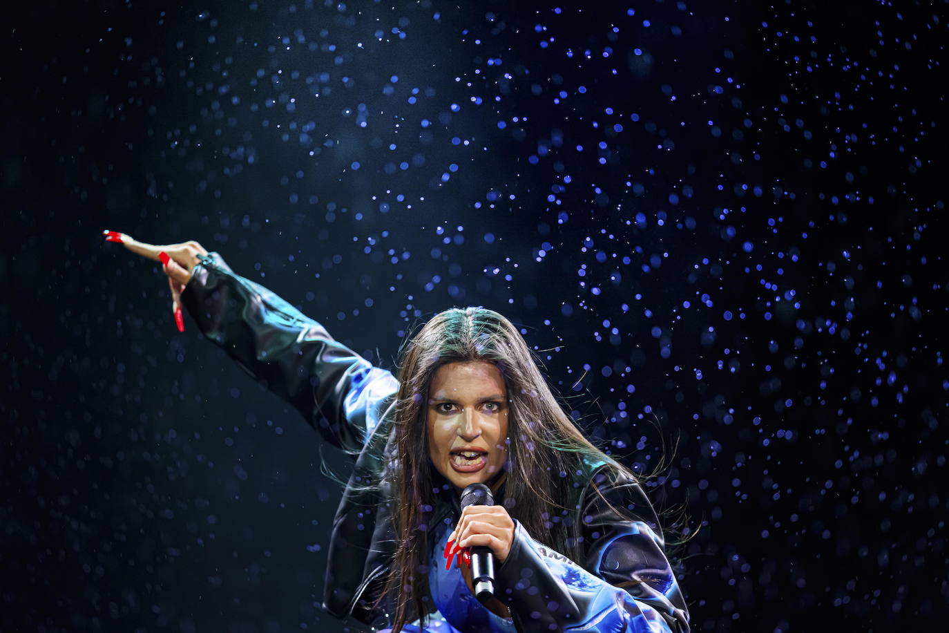 La cantante Nathy Peluso actúa bajo la lluvia en el escenario del lago durante el 55º Festival de Jazz de Montreux, en Suiza. 