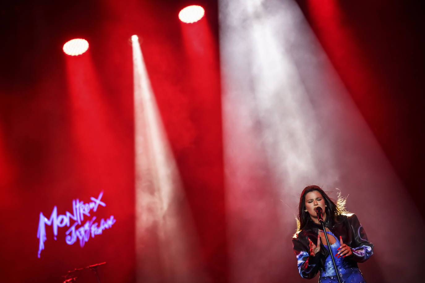 La cantante Nathy Peluso actúa bajo la lluvia en el escenario del lago durante el 55º Festival de Jazz de Montreux, en Suiza. 