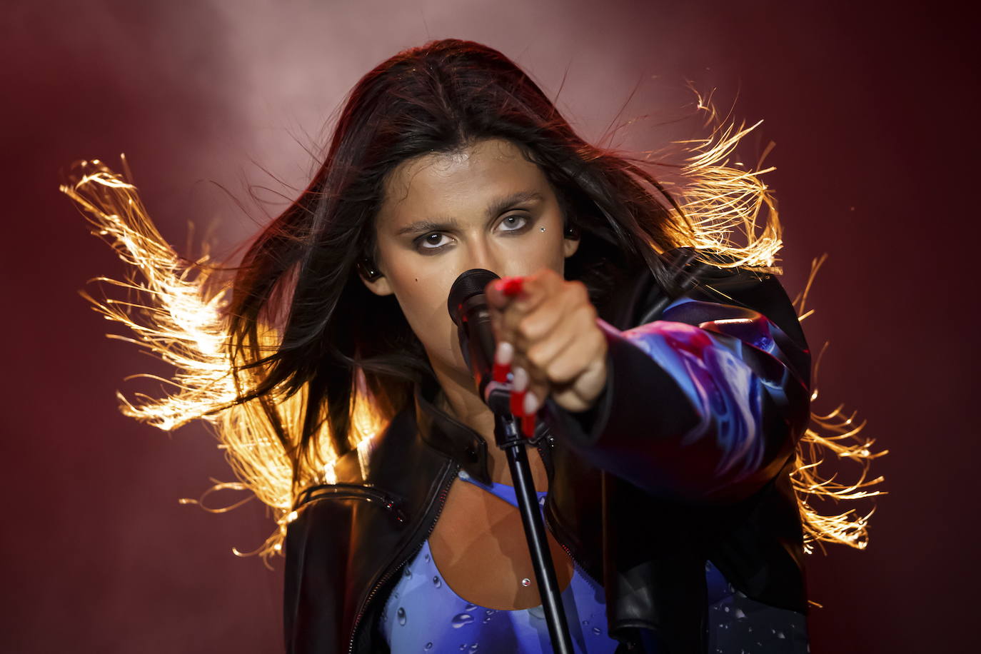 La cantante Nathy Peluso actúa bajo la lluvia en el escenario del lago durante el 55º Festival de Jazz de Montreux, en Suiza. 