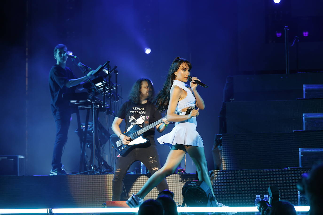 Miles de 'aitaners' y alguna cara famosa, como la de Ana Duato, han disfrutado este viernes del concierto que la cantante Aitana ha ofrecido en el estadio del Levante UD, dentro de su gira '11 Razones Tour'.