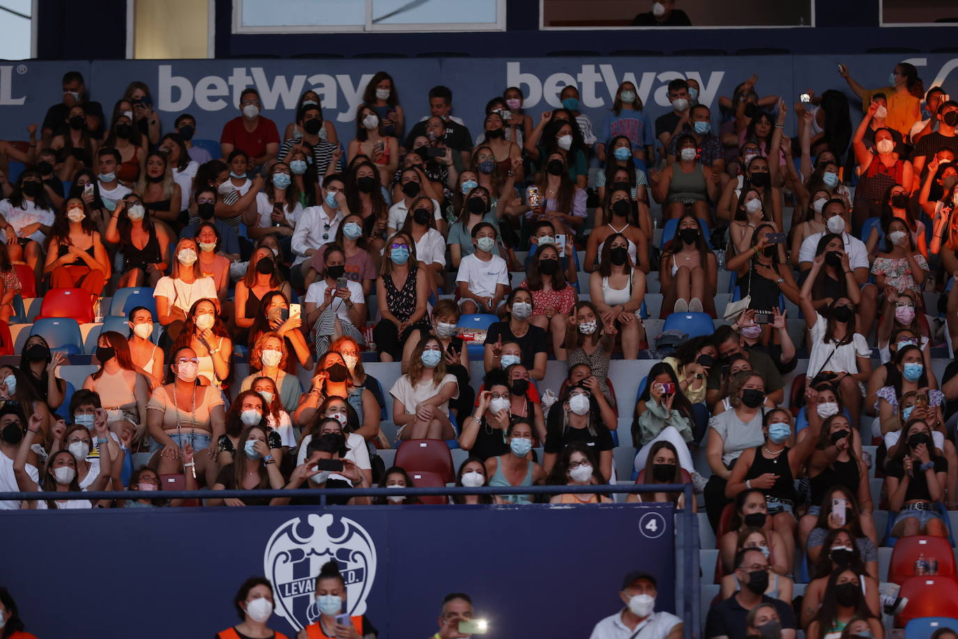 Miles de 'aitaners' y alguna cara famosa, como la de Ana Duato, han disfrutado este viernes del concierto que la cantante Aitana ha ofrecido en el estadio del Levante UD, dentro de su gira '11 Razones Tour'.