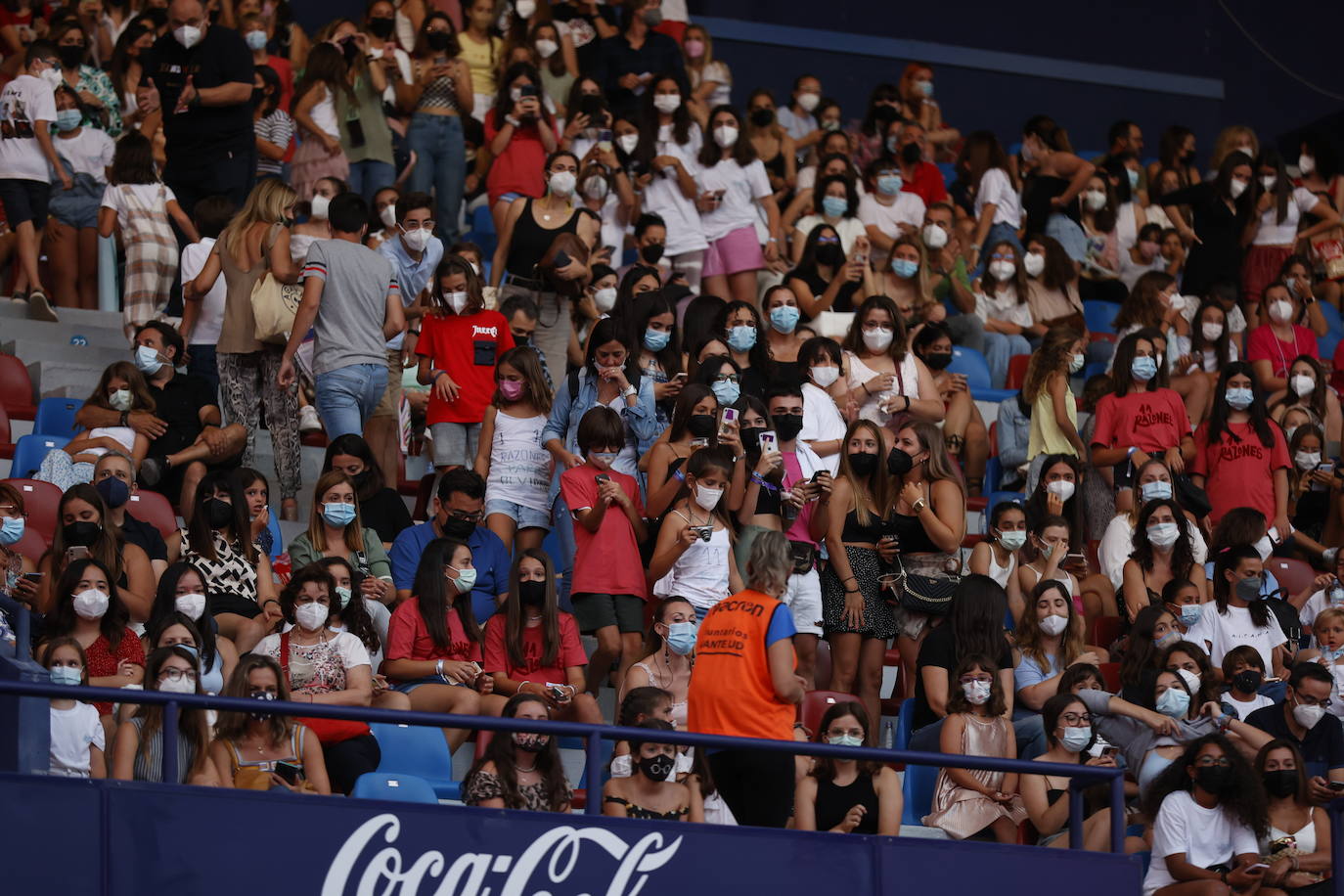 Miles de 'aitaners' y alguna cara famosa, como la de Ana Duato, han disfrutado este viernes del concierto que la cantante Aitana ha ofrecido en el estadio del Levante UD, dentro de su gira '11 Razones Tour'.