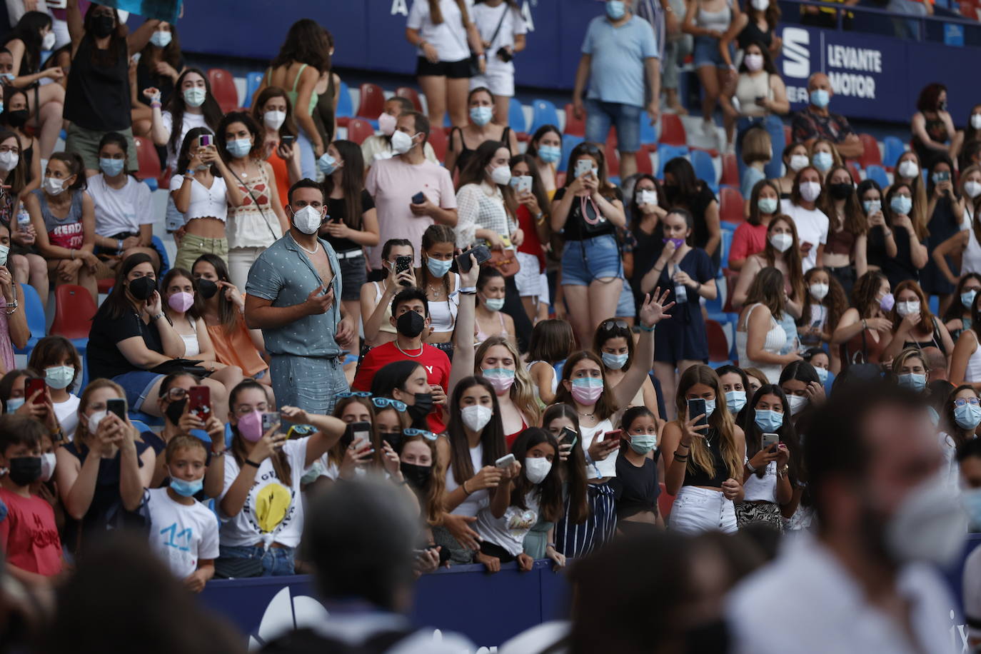 Miles de 'aitaners' y alguna cara famosa, como la de Ana Duato, han disfrutado este viernes del concierto que la cantante Aitana ha ofrecido en el estadio del Levante UD, dentro de su gira '11 Razones Tour'.