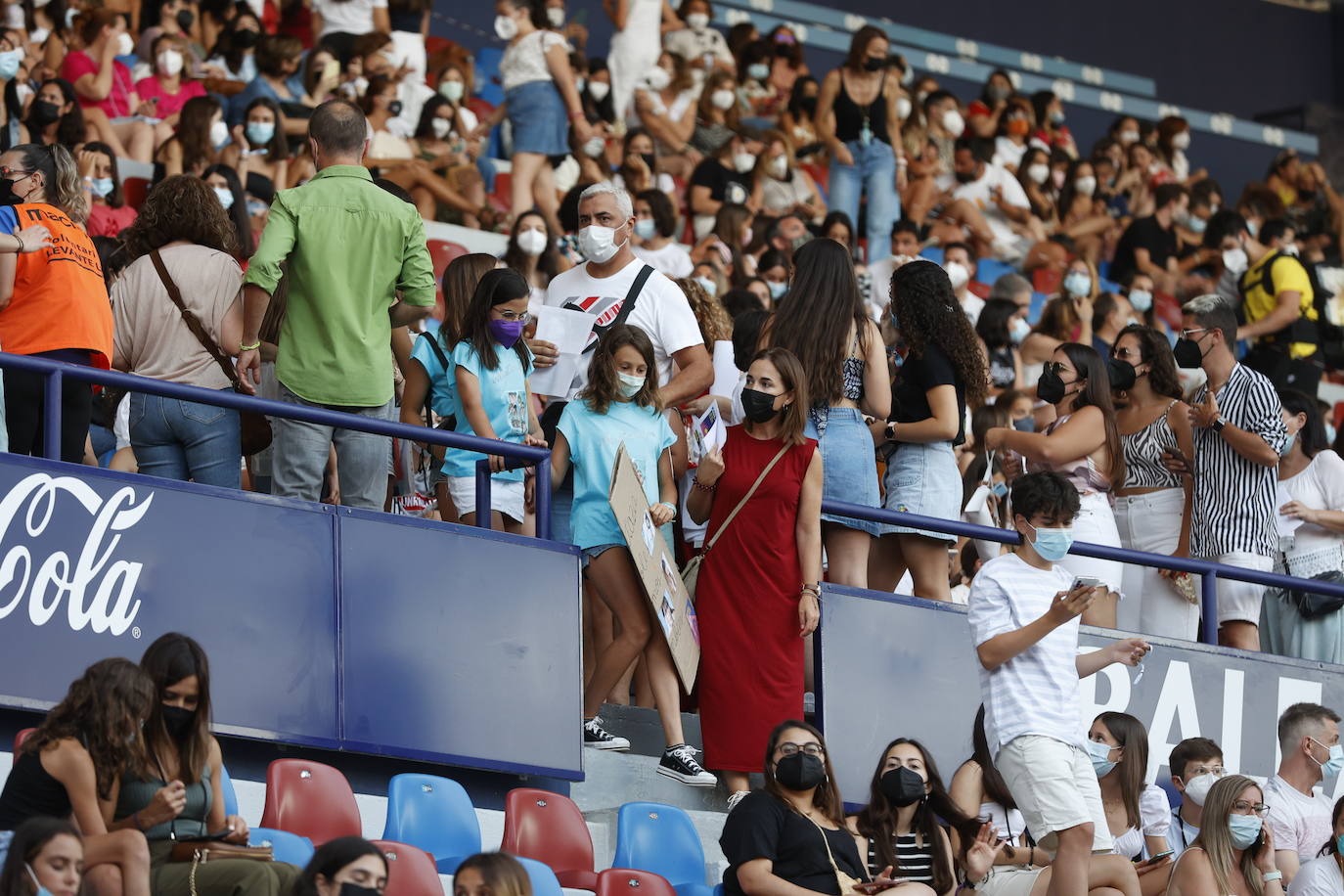 Miles de 'aitaners' y alguna cara famosa, como la de Ana Duato, han disfrutado este viernes del concierto que la cantante Aitana ha ofrecido en el estadio del Levante UD, dentro de su gira '11 Razones Tour'.