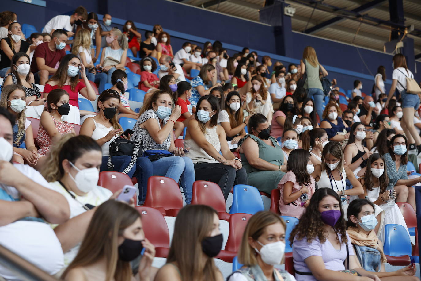 Miles de 'aitaners' y alguna cara famosa, como la de Ana Duato, han disfrutado este viernes del concierto que la cantante Aitana ha ofrecido en el estadio del Levante UD, dentro de su gira '11 Razones Tour'.