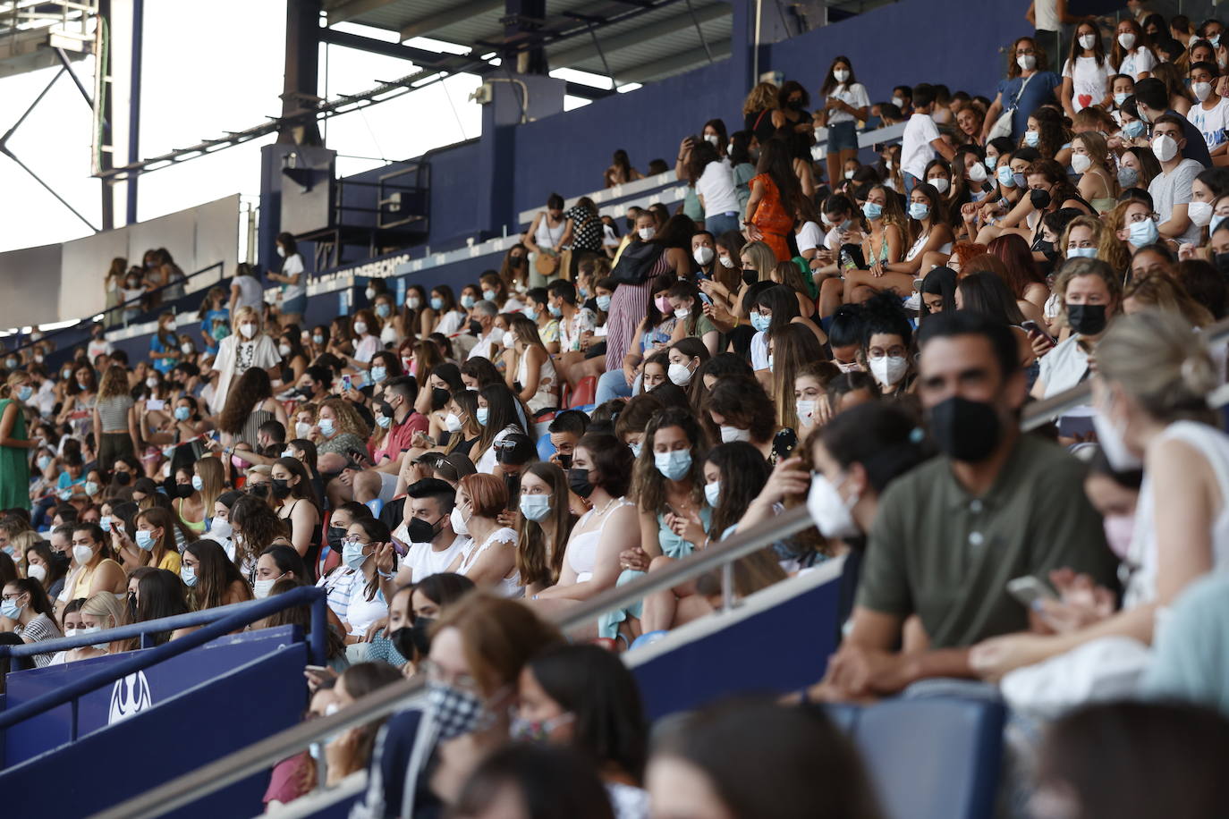 Miles de 'aitaners' y alguna cara famosa, como la de Ana Duato, han disfrutado este viernes del concierto que la cantante Aitana ha ofrecido en el estadio del Levante UD, dentro de su gira '11 Razones Tour'.
